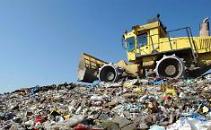 Traffico e deposito di rifiuti in un terreno occupato abusivamente, misure cautelari per sette