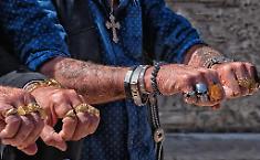 "I figli del vento", un libro sul raduno del popolo gitano a Saintes Maries de la Mer tra fede e natura