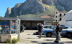 Nuova intimidazione a Sferracavallo: 30 colpi di Kalashnikov contro una rimessa, paura per i custodi