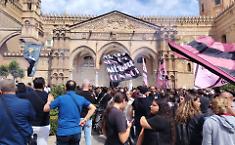&laquo;Ciao Alessia, aiutaci ad aprire il nostro cuore&raquo;: l'omelia ai funerali della bimba. Cori degli ultras del Palermo fuori dalla Cattedrale