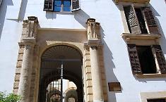 Palermo, crollano calcinacci da Palazzo Palagonia: transennata la strada dove si girava la serie "Young Sherlock"