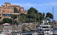 Nozze Dua Lipa-Callum Turner, a Bagheria e Palermo si "smonta" e anche il superyacht Nero molla gli ormeggi