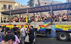 Il lungo corteo del Pride invade Palermo, il sindaco Lagalla: "Il patrocinio? Una forma di rispetto"