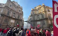 A Palermo corteo della Cgil contro la manovra: dagli addetti dei call center licenziati agli edili rimasti senza contratto, lavoratori in piazza per un futuro dignitoso