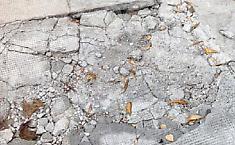 Buche e voragini in citt&agrave;, i percorsi a ostacoli nelle strade e i rischi per la sicurezza