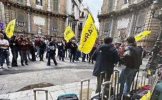 Palermo, cento trolley al Massimo contro l'esodo dei giovani: &laquo;Basta cervelli in fuga, l'Universit&agrave; deve essere gratuita&raquo;