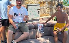 Un giovane getta un divano nel mare di Vergine Maria, i volontari di Filiis lo recuperano