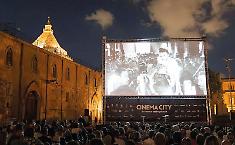 Il cielo di Palermo, Palazzo dei Normanni, lo schermo e seimila persone: Cinema City chiude l&rsquo;ottava edizione