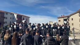 L'omicidio a Capizzi, palloncini bianchi e l'«arrivederci» dei compagni di scuola per Giuseppe  (video)