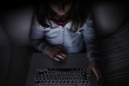 Adesca minore su Internet e la violenta: arrestato a Villabate