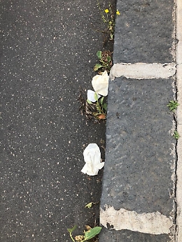 Catania: pres&igrave;di anti-Covid abbandonati lungo i marciapiedi