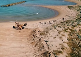 Agrigento, la ruspa che spiana le dune diventa un caso: aperta inchiesta