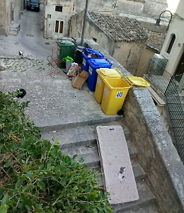 Modica (RG) centro storico. Questa è la regola, non l'eccezione