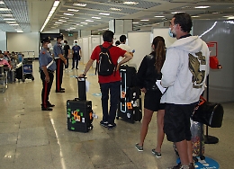 Aeroporto Palermo: lunghe code per i Covid-test, passeggeri imbestialiti