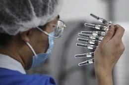 «Risposta immunitaria anche negli anziani», speranze dal vaccino di Oxford