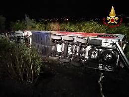 Tir carico di agrumi si ribalta lungo la Ct-Me: ferito l'autista