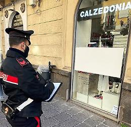 Catania, tentano di sfondare vetrina "Calzedonia" in via Etnea: presi