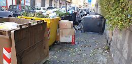 Catania: per far posto alle auto ...si rovescia il cassonetto