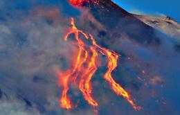 Etna, continua l'attività eruttiva: campo lavico ramificato in tre bracci
