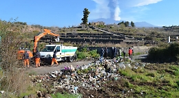 Etna, i viticoltori affittano una ruspa per ripulire la discarica abusiva