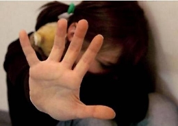 Sedicenne abusa di ragazzina di 11 anni: si erano conosciuti su TikTok