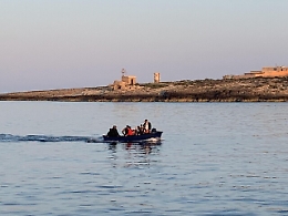 Tre mini sbarchi a Lampedusa, ottanta migranti localizzati a poche miglia dall'isola