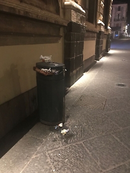 Catania, rifiuti dinnanzi a Palazzo di Città