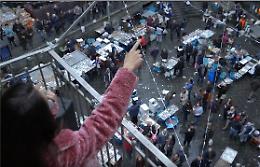 Il canto in gallo italico di Eleonora Bordonaro tra i venditori da "A Piscaria"