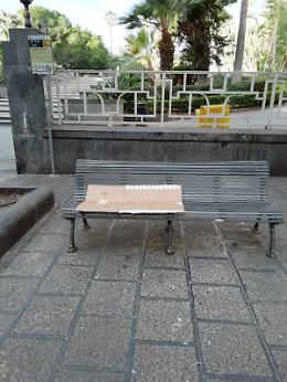 Catania, villa Bellini: cartone e incuria sulle panchine