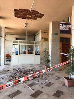 Cadono calcinacci dal soffitto del liceo classico "Empedocle"