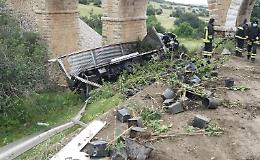 Ragusa, autista finisce con il camion in una scarpata: è grave