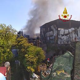 Incendio in struttura di autodemolizioni nel Catanese: le foto