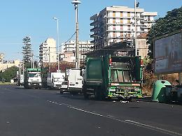 Catania, via del Rotolo: autocompattatore lascia i rifiuti per terra