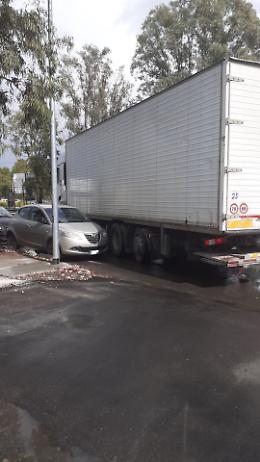 Catania: auto in sosta vietata creano disagi ad autotrasportatori