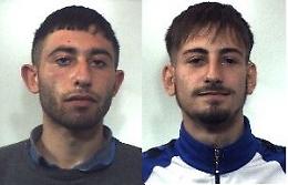 Rapina a distributore carburanti, cambio d'abito fatale per i ladri: presi