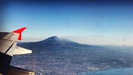Etna sbuffa e chiude spazio aereo a Catania: arrivi "dilatati" e partenze ritardate