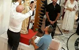 Il mistero della collana donata da D&amp;G e requisita dal vescovo