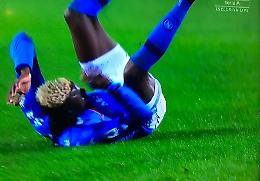 Paura per Osimhen, sviene in campo: portato in ospedale in ambulanza