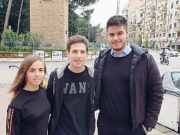 Al piano coi colori dell’arcobaleno: l'idea geniale di tre "Eta Beta" per i diversamente abili