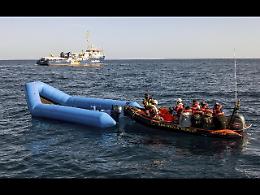 Immigrazione, Toninelli a Salvini:
«Porti aperti a chi è in regola»