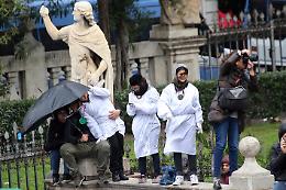I devoti sotto la pioggia assistono al rientro di Sant'Agata in Cattedrale