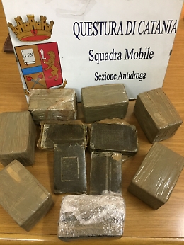 Sul bus Palermo Catania con oltre 4 chili di hashish: arrestati