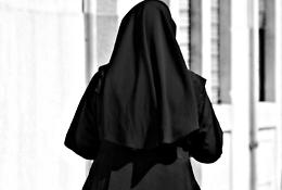 Suora si "barrica" in oratorio e sfugge a rapinatore