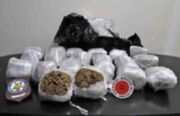 Venti chili di marijuana in borsone lungo spiaggia di Pozzillo