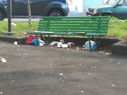 Dormitorio, orinatoio, ritrovo di drogati e ubriachi: il degrado di piazza Angelo Majorana a Catania