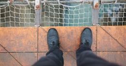 Messina, si siede su un muretto ma precipita: muore 43enne