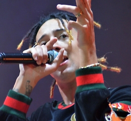 Fenomeno Ghali ad Acireale: il rapper conquista anche mamme e pap&agrave;