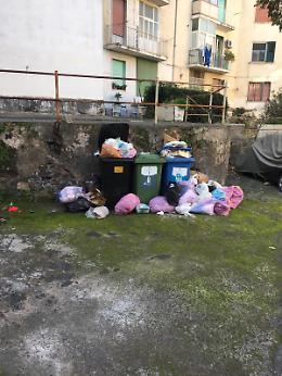 Catania, Via Luigi Pirandello: i rifiuti si ritirano tre palazzi si e uno no