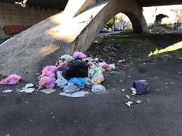 Cartoline da Catania: "Ciao qui tutto bene, la solita schifezza"