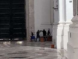 Catania, schiaffi e pugni in chiesa:
il Comune sospende due dipendenti